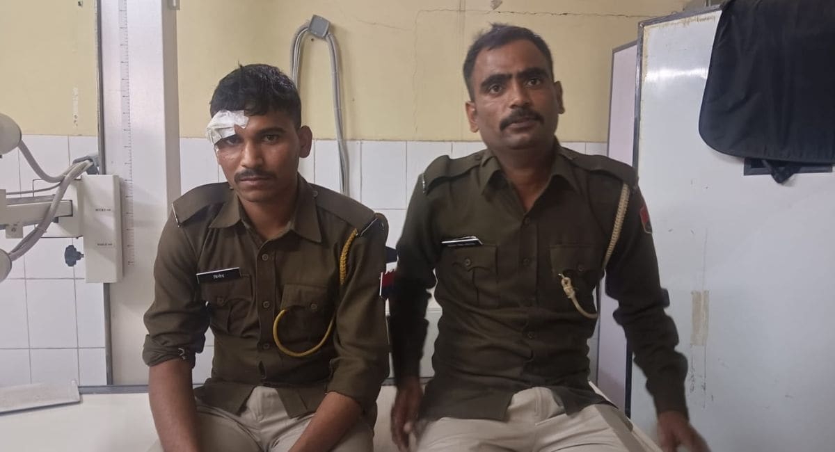 हादसे में पुलिसकर्मी घायल हो गए. 
