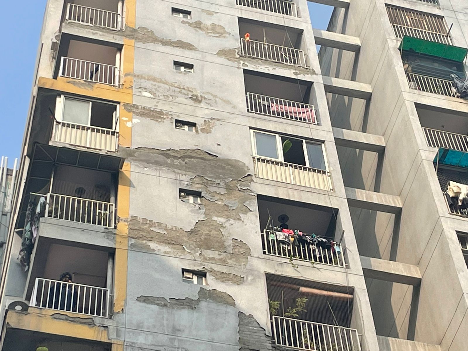 Ghaziabad Sisters Suicide: फ्लैट की बालकनी में कुर्सी रखी और फिर नौंवे फ्लोर से एक-एक कर कूदीं तीनों बहनें