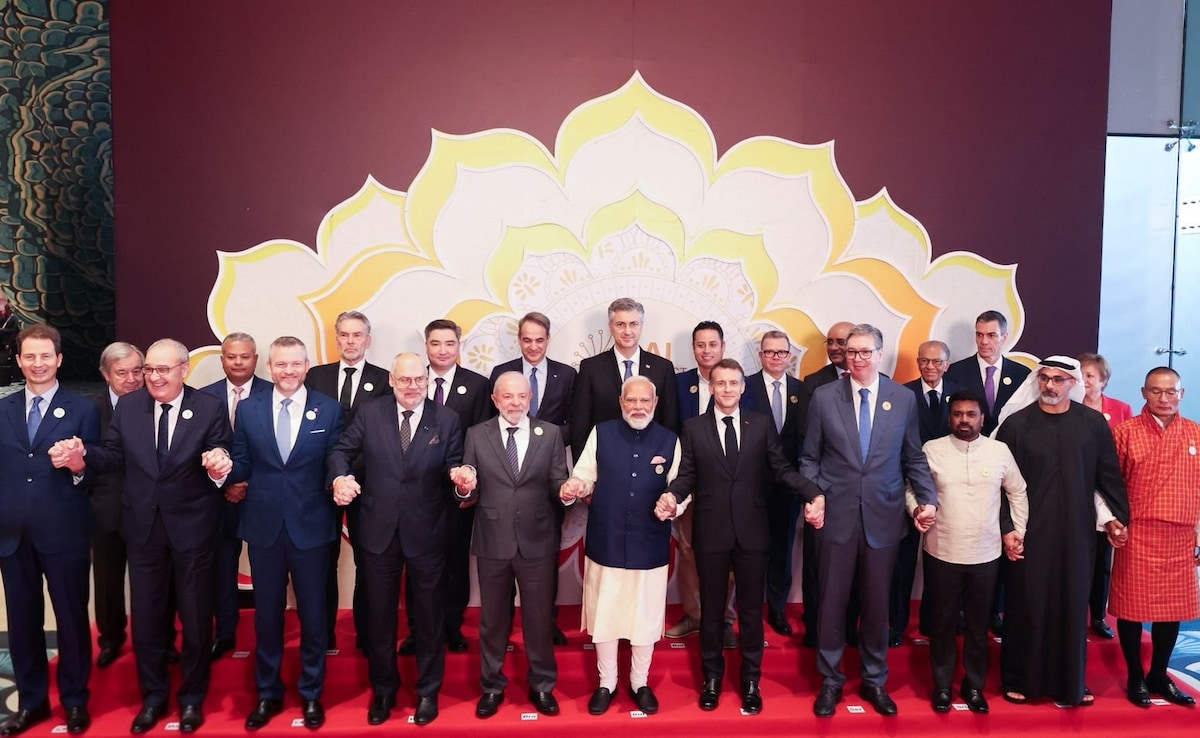 AI-Impact Summit की ‘फैमिली फोटो’ : PM मोदी के साथ दिखे वैश्विक नेता, क्या कहती है तस्वीर?