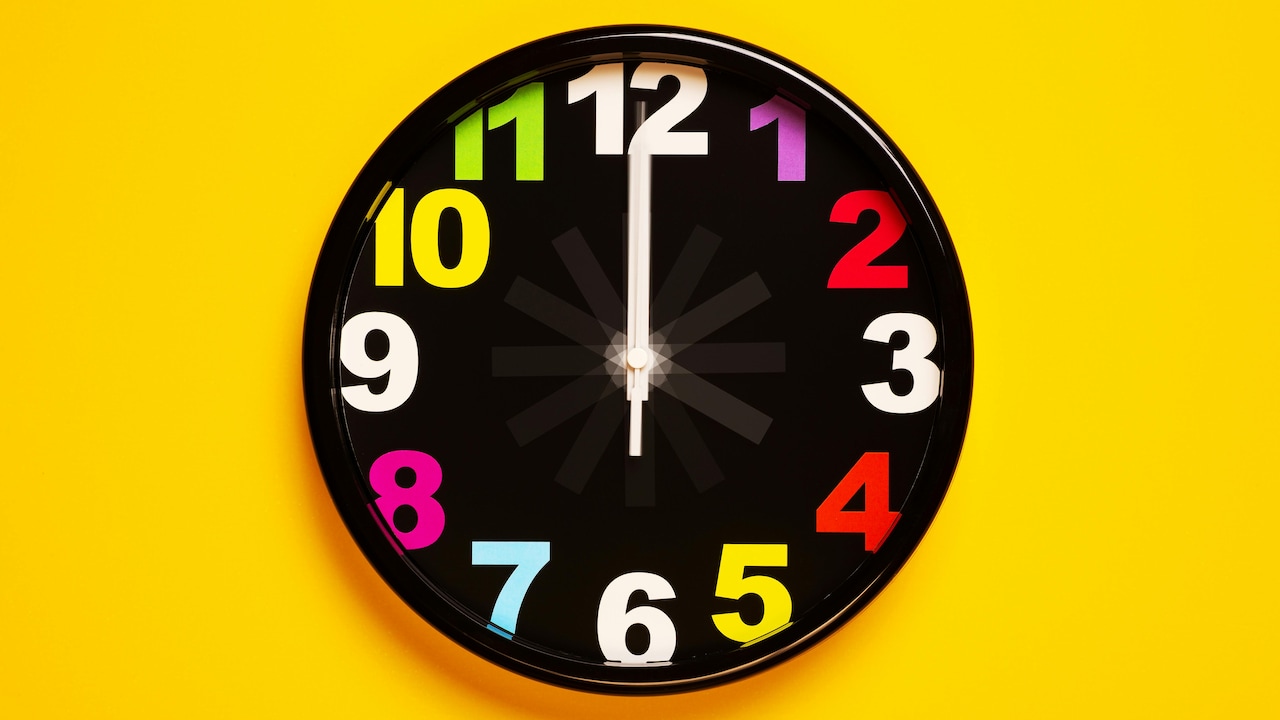 Are Minimal Wall Clocks Trending? How To Pick Clean Designs