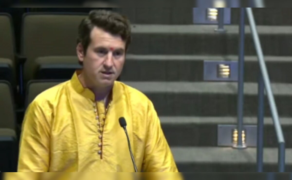 'गोमूत्र तो सबसे अच्छी दवाई है'... अमेरिका के YouTuber एलेक्स स्टेन ने उड़ाया हिंदुओं की आस्था का मजाक