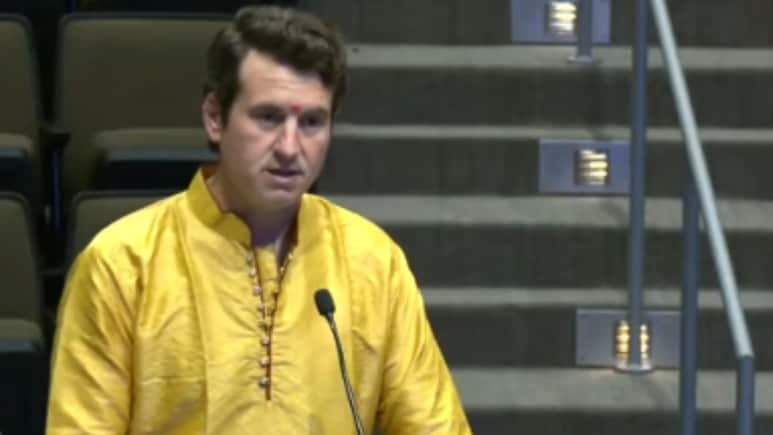 'गोमूत्र तो सबसे अच्छी दवाई है'... अमेरिका के YouTuber एलेक्स स्टेन ने उड़ाया हिंदुओं की आस्था का मजाक