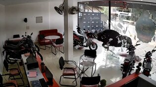 ये AI वीडियो नहीं... फिल्&zwj;मी सीन की तरह शीशा तोड़ बाइक शोरूम में घुसी जंगली भैंस