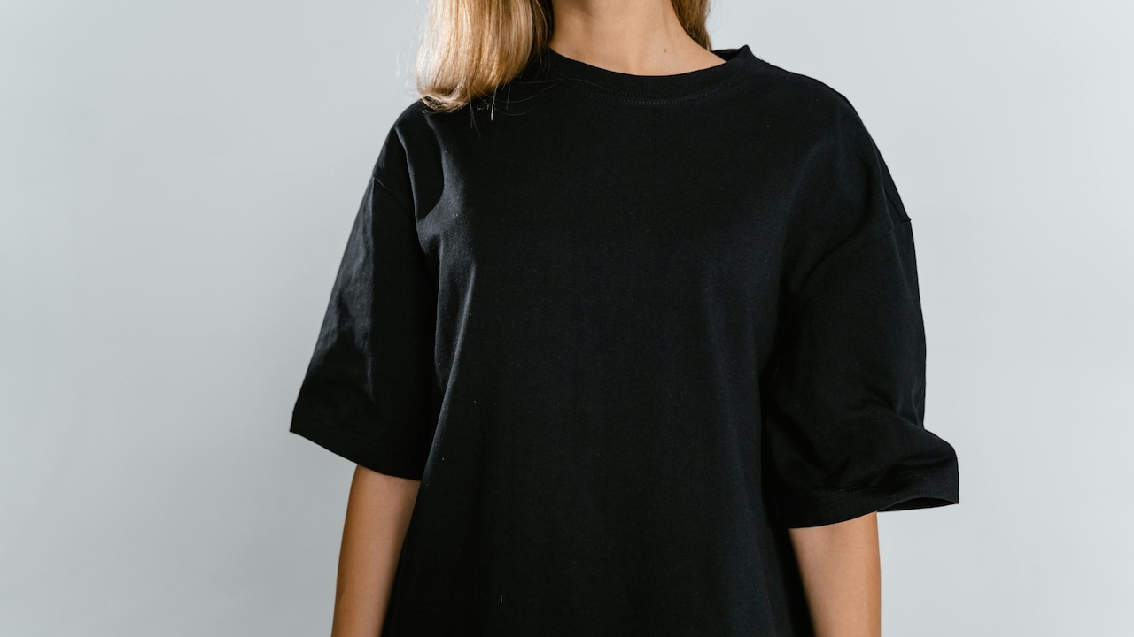 How to Make Oversized T-Shirts Look Polished: A Smart Proportion Formula That Always Works.