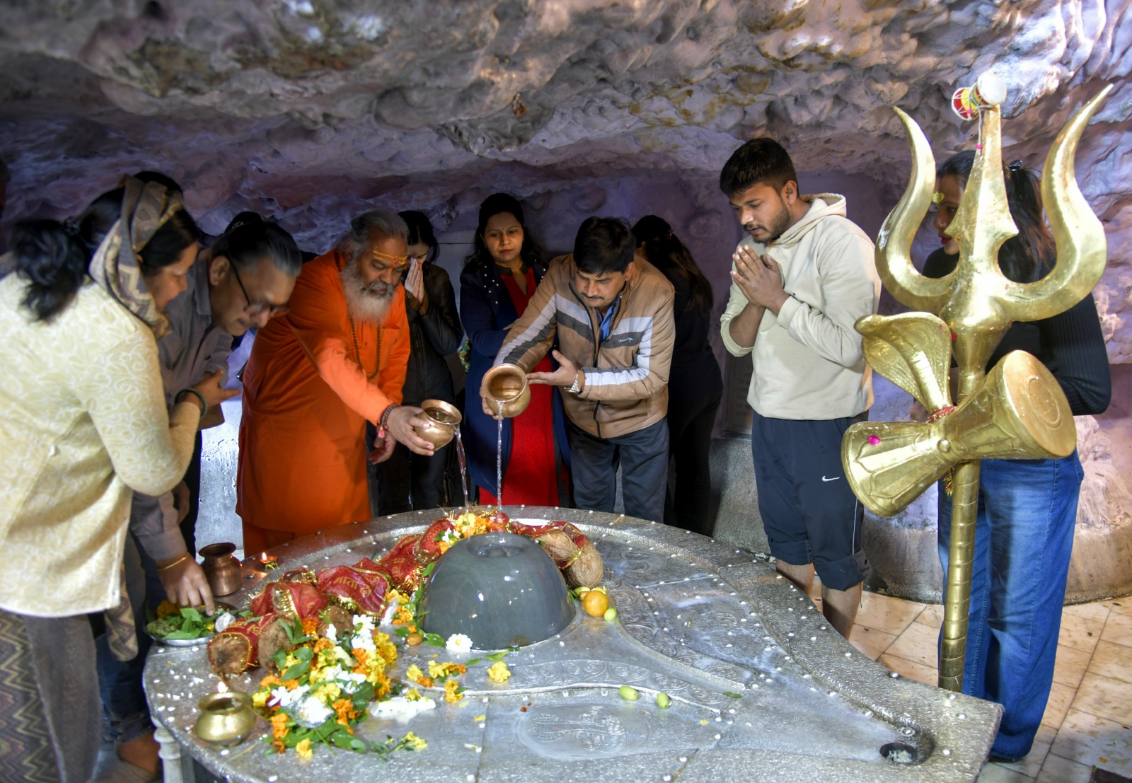 LIVE: देशभर में आज महाशिवरात्रि की धूम, मंदिरों में सुबह से ही बम-बम भोले की गूंज