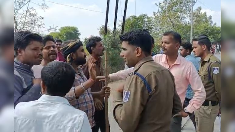 एमपी में दर्दनाक हादसा: गैस टैंकर की टक्कर से पिता की मौत, बेटा गंभीर; ग्रामीणों ने किया चक्काजाम