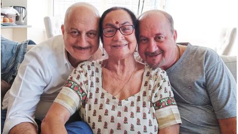 अनुपम खेर की मां को सुनाई देना हुआ बंद, एक्टर ने वीडियो शेयर कर पूछा, प्लीज कोई अच्छी मशीन सजेस्ट करें