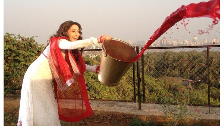 माधुरी दीक्षित की हमशक्ल पर चढ़ा होली का खुमार, हेमा मालिनी के लुक में शोले के होली गाने पर किया ऐसा डांस, देखते रह गए लोग, बोले- हूबहू वही चेहरा