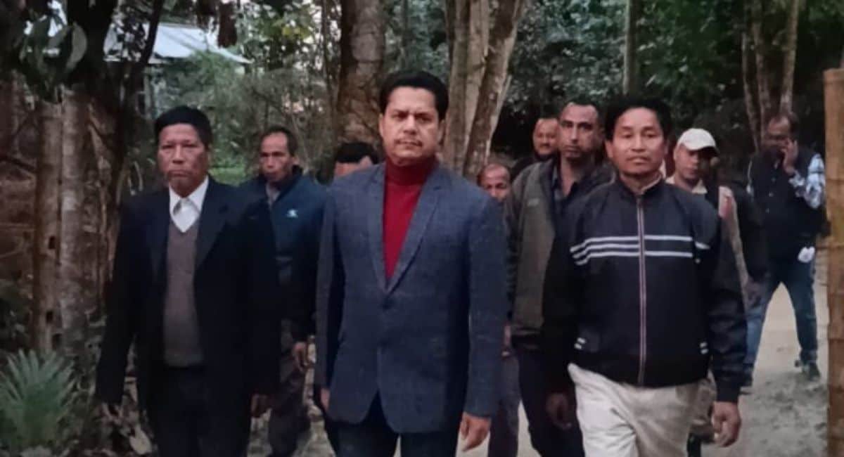 समर्थकों के साथ भूपेन बोरा 