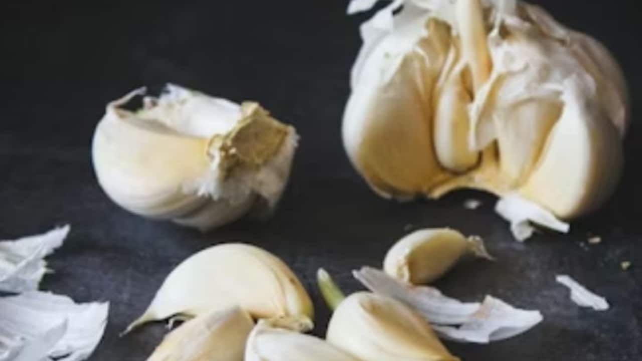 Video: The Fastest Way To Peel Garlic In 20 Seconds - Try This Handy Tip From Chef Pankaj Bhadouria