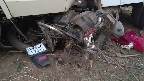 भीषण सड़क हादसे में मोटरसाइकिल चकनाचूर, चमत्कारिक रूप से पूरा परिवार सुरक्षित