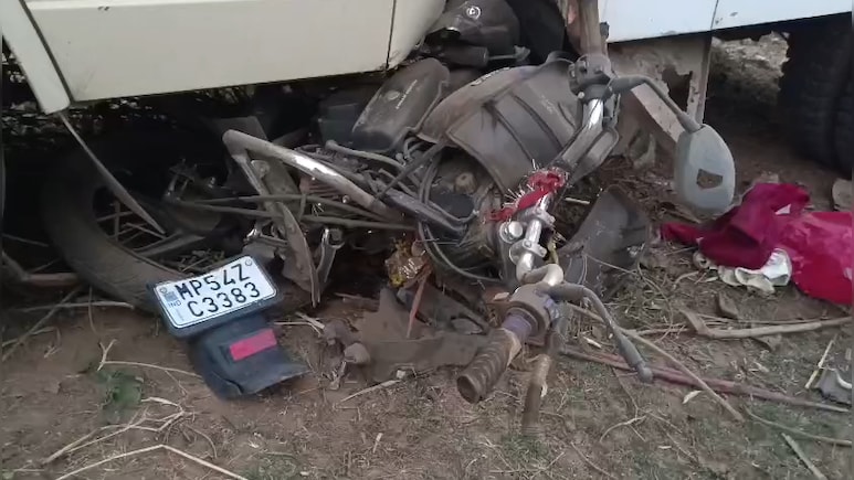 भीषण सड़क हादसे में मोटरसाइकिल चकनाचूर, चमत्कारिक रूप से पूरा परिवार सुरक्षित