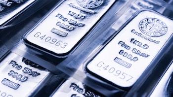 Silver Hit With Fresh Selloff in China After Tentative Recovery