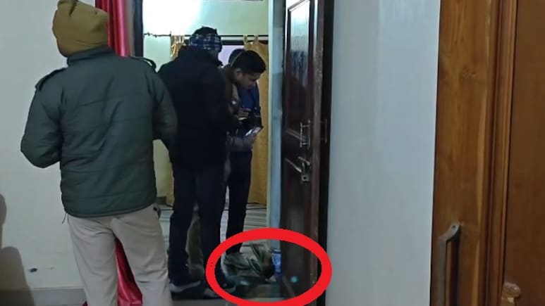 घर का काम नहीं कर पाती थी बीमार पत्नी, देर रात कहासुनी के बाद पति ने गोलियों से भूना, मौके पर हुई मौत