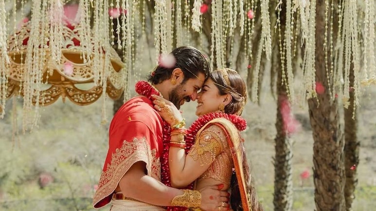 शादी के बाद पति संग पहली बार दिखीं रश्मिका मंदाना, लाल सूट और कम से कम मेकअप में निखरा चेहरा, लुक जीत लेगा दिल