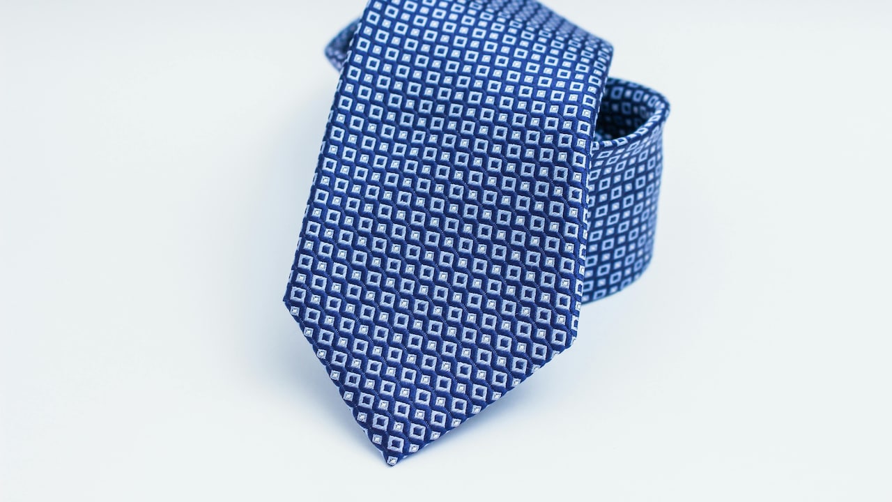 Are Slim Ties Outdated? Discover 5 Perfectly Balanced Tie Widths That Keep You Looking Sharp.