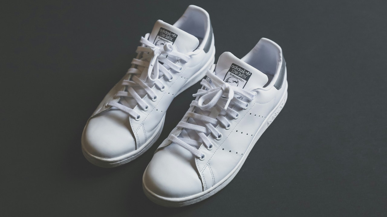 How To Clean White Sneakers: Smart Cleaning Habits To Prevent Cracks, Yellowing And Wear.