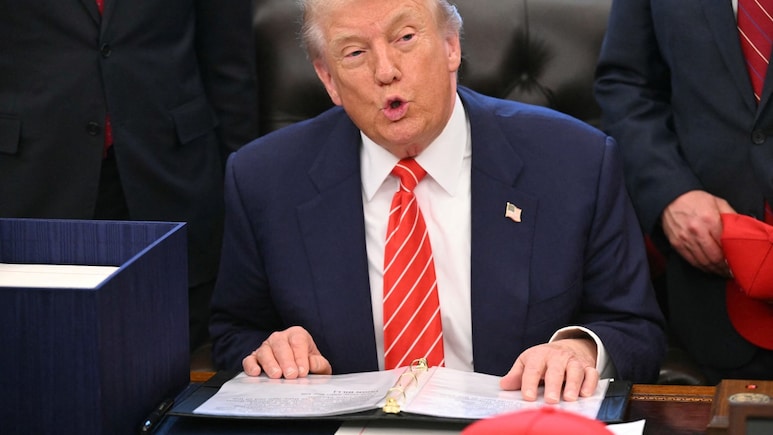 Trump Signs Spending Bill Ending US Government Shutdown