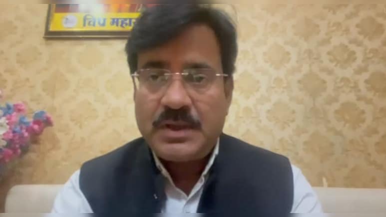 'घूसखोर पंड&zwj;ित' के डायरेक्&zwj;टर को जूते मारने वाले को 1 लाख का इनाम, विप्र महासभा का ऐलान&nbsp;