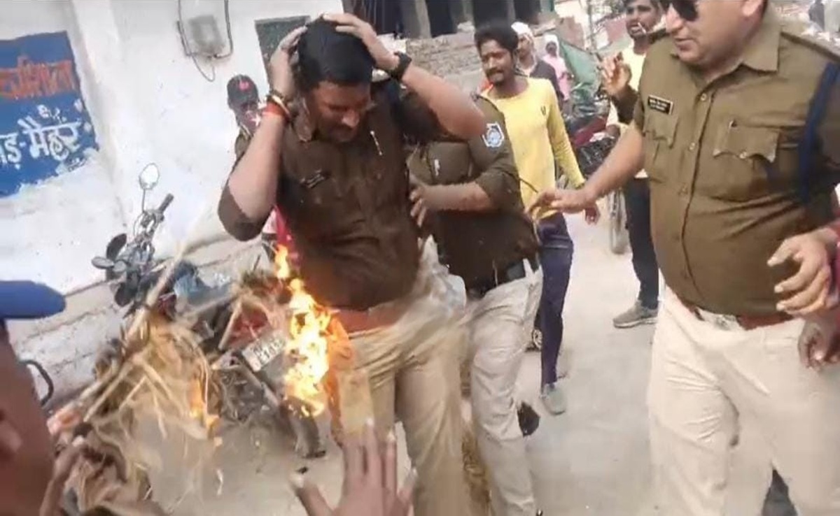 मैहर में कांग्रेस के पुतला दहन कार्यक्रम में आग; यातायात प्रभारी झुलसे, SP ने कहा कार्रवाई करेंगे