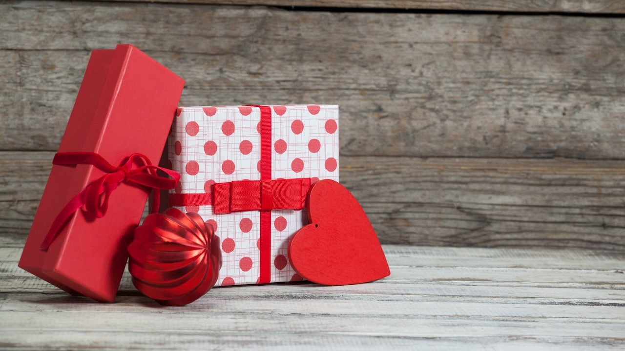 Valentines Day 2026 gifting ideas under ₹1,000 for husband and boyfriend with heartfelt wishes