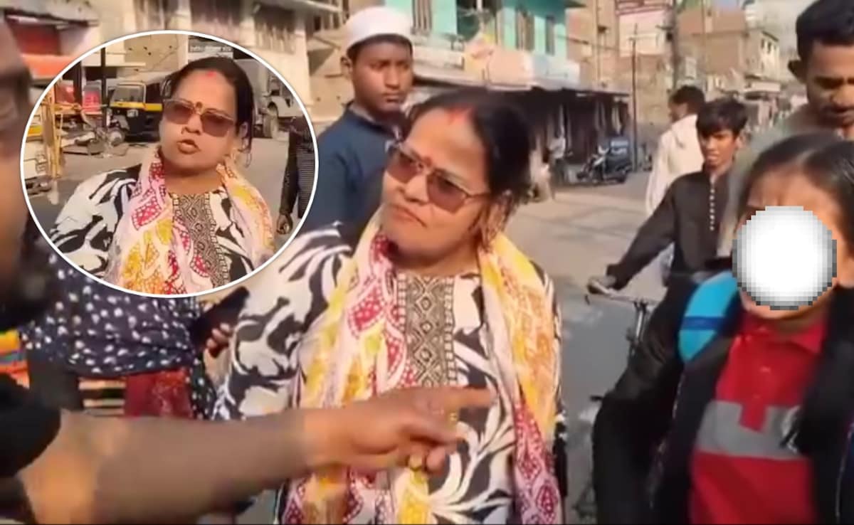 मां तूने ये कैसी सजा दी! नाबालिग बेटी के बैग में भरी ईंट, बीच सड़क पर जड़े थप्पड़, देखें VIDEO