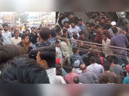 पराई महिला के साथ धूम रहे वर्दीधारी को महिला के पति ने पकड़ा, फिर सड़क पर धून दिया-वायरल वीडियो से मचा हड़कंप