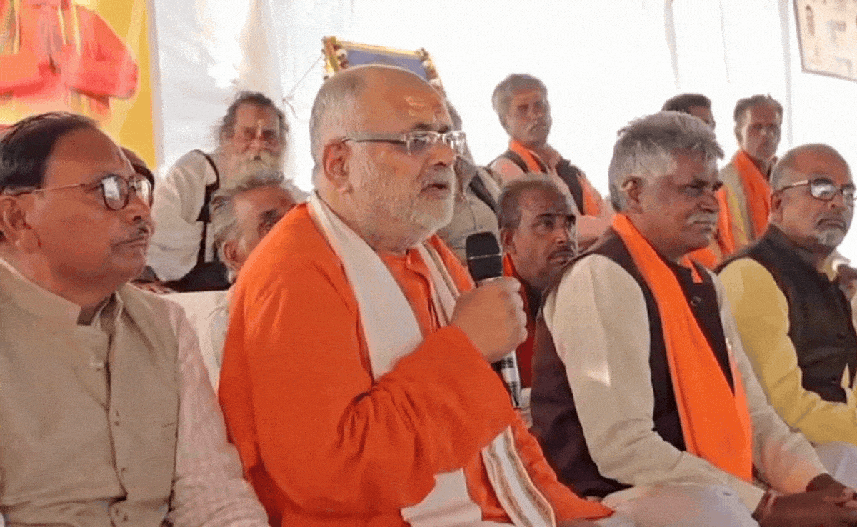 Video: 'एक भी मंदिर को छुआ तो प्राण त्याग देंगे'... BJP विधायक उमाकांत शर्मा की DFO, रेंजर और कलेक्टर को मंच से चेतावनी
