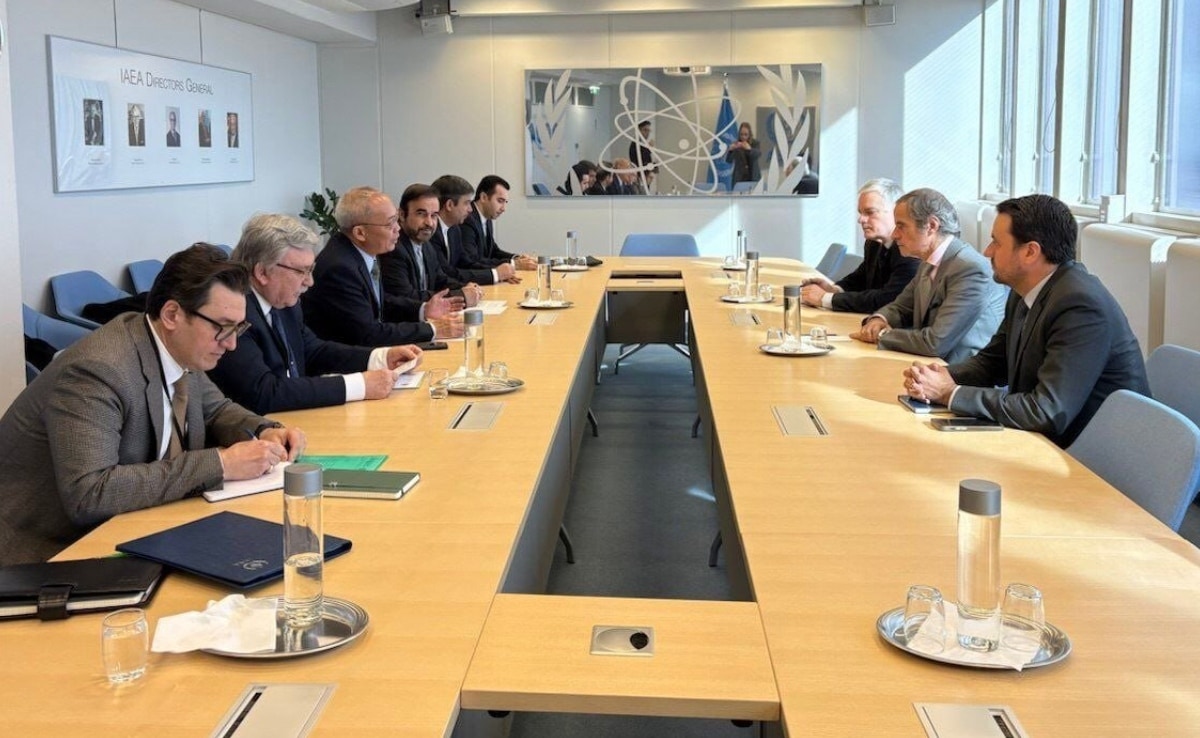 वियना में इंटरनेशनल एटामिक एनर्जी एजेंसी के प्रमुख से बातचीत करते रूस, चीन और ईरान के प्रतिनिधि.
