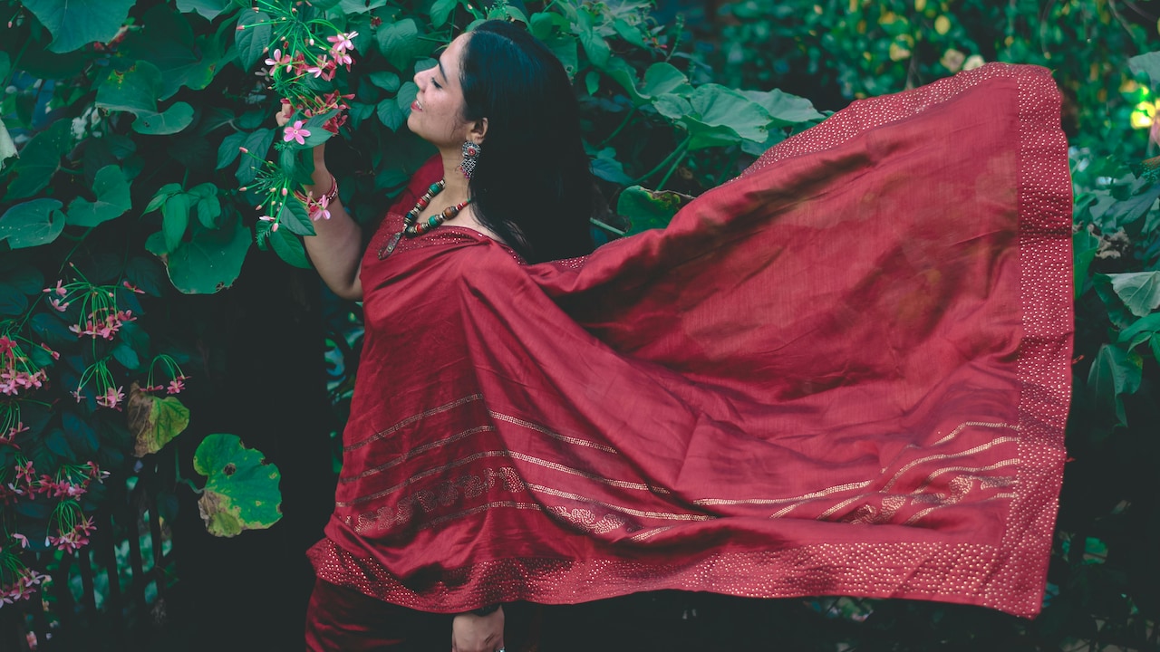 Are Tissue Sarees Practical? 5 Lightweight Versions Are Tissue Sarees Practical? 5 Lightweight Versions