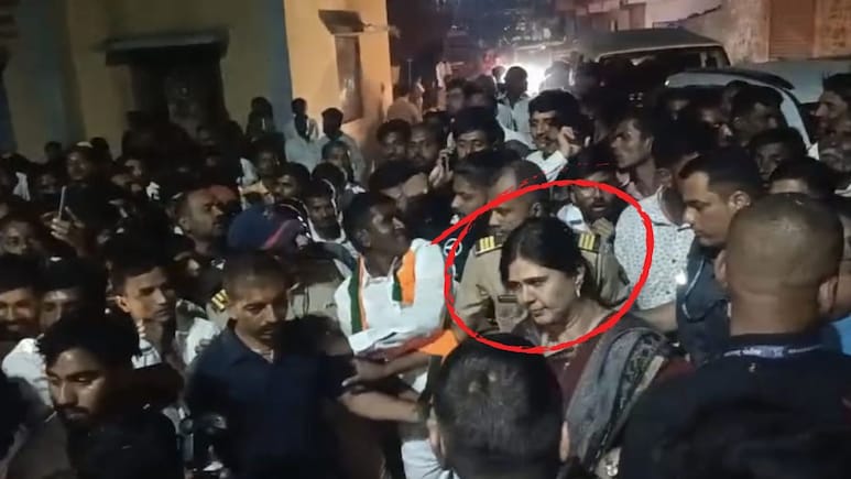 Latur News गिरीश महाजनांनंतर पंकजा मुंडे वादात, बाबासाहेबांच्या पुतळ्याला हार घातला नाही, आंबेडकरी जनतेत संताप