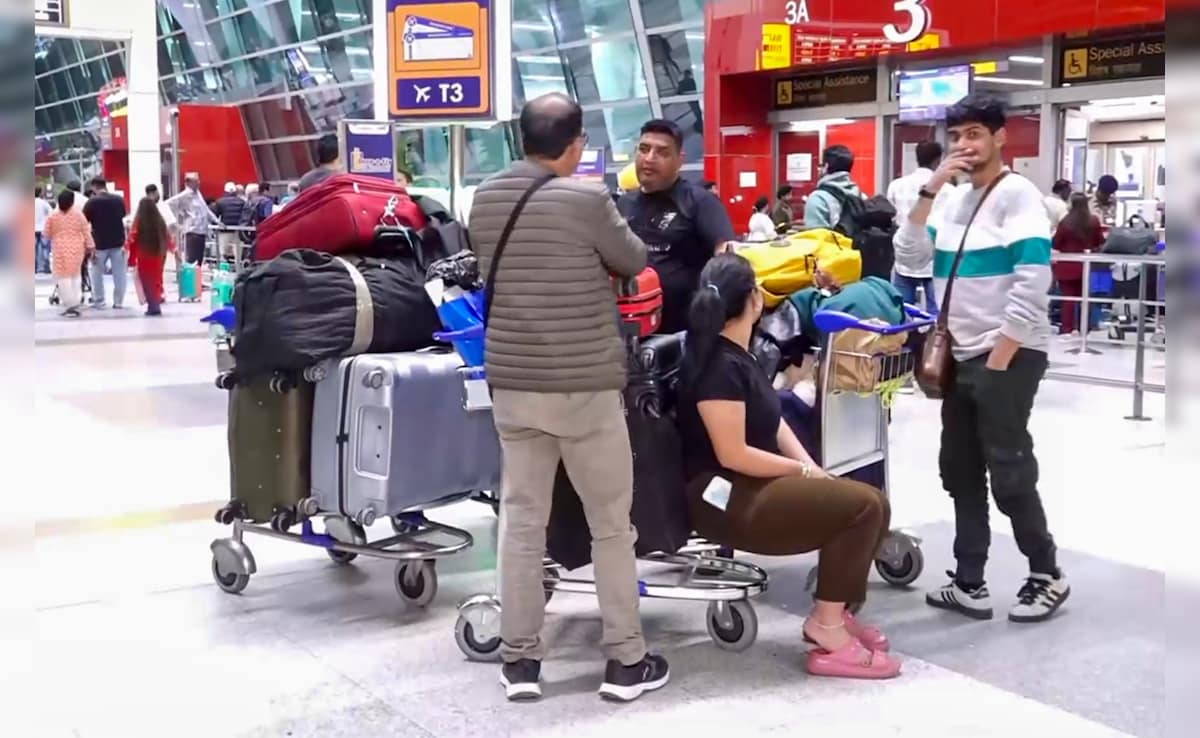 गल्फ के आसमान में 'तालाबंदी' से विमानों की रफ्तार थमी, हवाई अड्डों पर फंसे हजारों यात्री