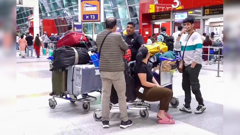 गल्फ के आसमान में 'तालाबंदी' से विमानों की रफ्तार थमी, हवाई अड्डों पर फंसे हजारों यात्री