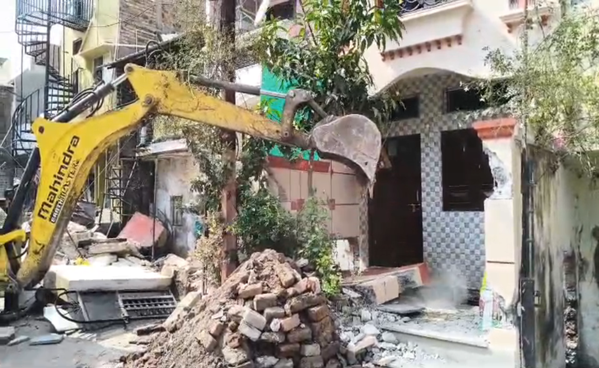 Bulldozer Action: इंदौर के रावजी बाजार में गरजा नगर निगम का बुलडोजर; 21 मकानों पर हुई कार्रवाई