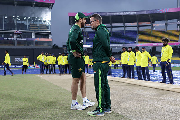 PAK vs NZ LIVE Score: कटने शुरू हुए ओवर, अगर इस समय तक नहीं हुई शुरुआत, तो मैच हो जाएगा रद्द