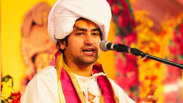 Dhirendra Shastri पुन्हा वादात!100 दिवस व्हेंटिलेटवरील मुलला ऑक्सिजन बंद झाल्यावरही वाचवलं, रामकथेत अजब दावा!