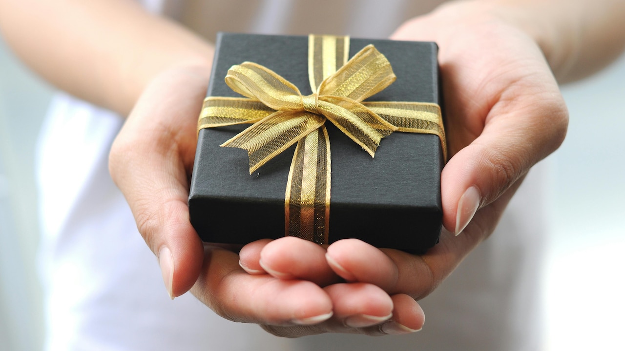 Thoughtful gifts for kiss day under ₹1,000 paired with heartfelt wishes