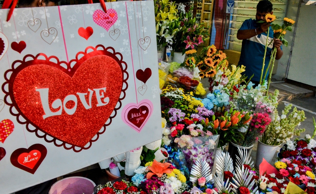 भारतीय ग्रंथ कामसूत्र में प्रेम और दांपत्य को कला और संवेदना के रूप में देखा गया है. भारतीय ग्रंथ कामसूत्र में प्रेम और दांपत्य को कला और संवेदना के रूप में देखा गया है.