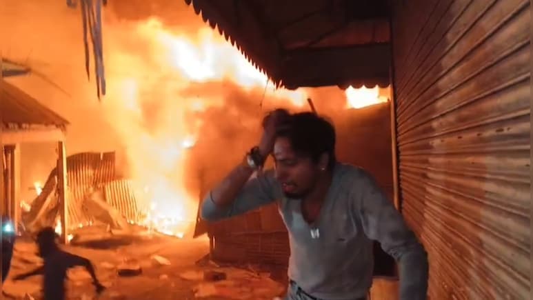 बिहार के कटिहार में भीषण आग, 200 से अधिक दुकानें जलकर राख