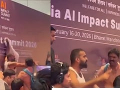 AI समिट में शर्ट उतार प्रदर्शन कर रहे थे कांग्रेसी, ये शख्स धक्का देकर हटाने लगा, देखिए वीडियो