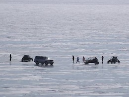 रूस के बैकाल झील पर कार सवार कई चीनी पर्यटकों की मौत, बर्फ धंसने से हुआ हादसा