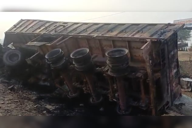हादसे के बाद पलटा ट्रेलर. 