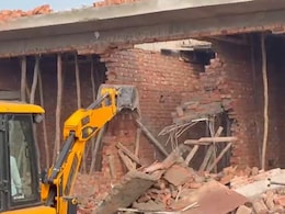 जेवर एयरपोर्ट के पास जमकर चला बुलडोजर, 400 करोड़ की एक लाख वर्ग मीटर जमीन करवाया कब्&zwj;जामुक्&zwj;त