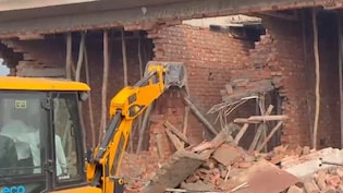 जेवर एयरपोर्ट के पास जमकर चला बुलडोजर, 400 करोड़ की एक लाख वर्ग मीटर जमीन करवाया कब्&zwj;जामुक्&zwj;त