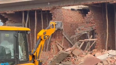 जेवर एयरपोर्ट के पास जमकर चला बुलडोजर, 400 करोड़ की एक लाख वर्ग मीटर जमीन करवाया कब्&zwj;जामुक्&zwj;त