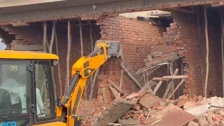 जेवर एयरपोर्ट के पास जमकर चला बुलडोजर, 400 करोड़ की एक लाख वर्ग मीटर जमीन करवाया कब्&zwj;जामुक्&zwj;त