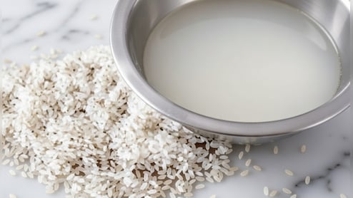 झड़ते और बेजान बालों के लिए रामबाण है चावल का पानी, रूखेपन से दिलाए छुटकारा