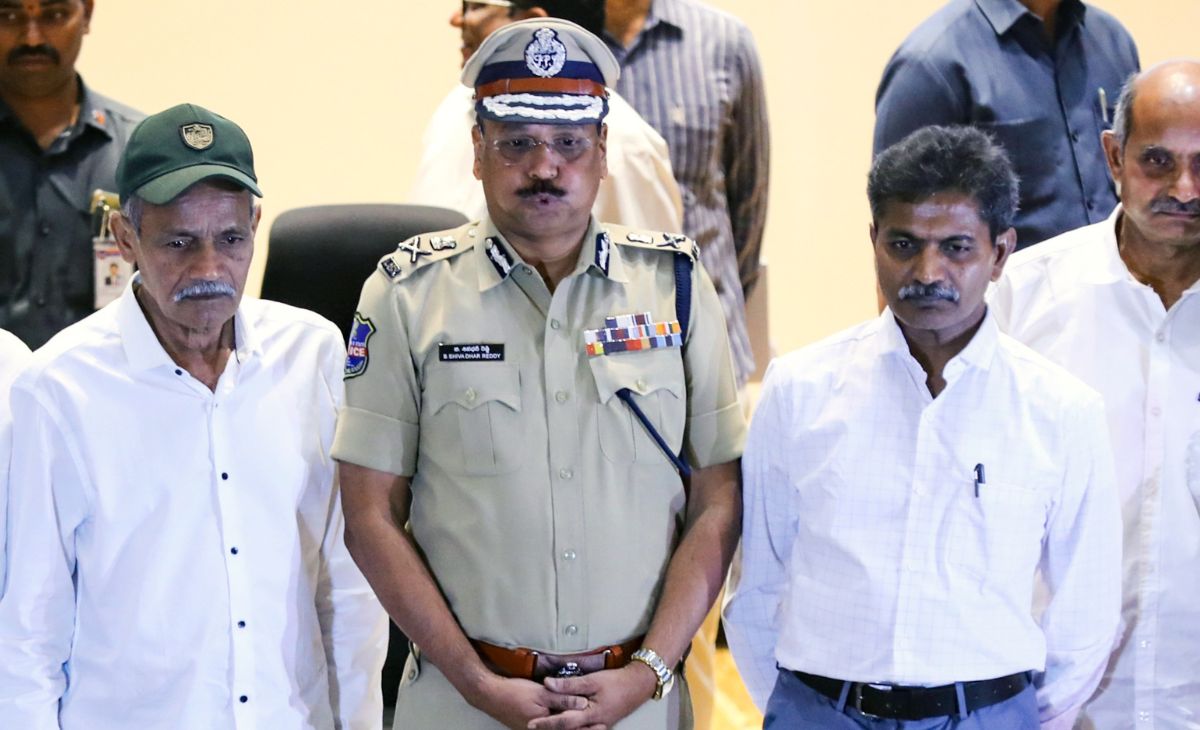 तेलंगाना पुलिस के सामने नक्सली देवजी के सरेंडर के दौरान की तस्वीर.