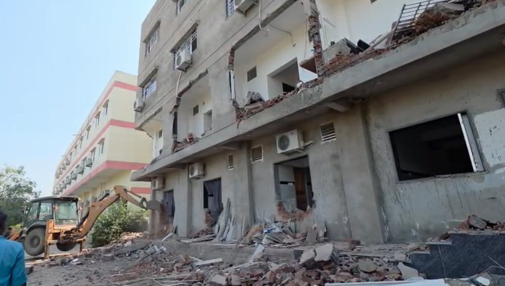 Ujjain Encroachment Action: उज्जैन में धार्मिक स्थलों पर अवैध निर्माण कार्रवाई