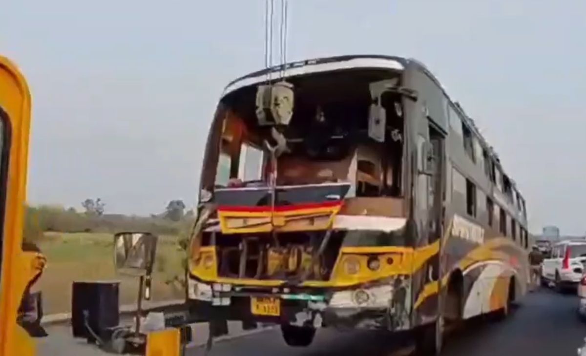 पंजाब से बिहार जा रही डबल डेकर बस लखनऊ में पलटी, हादसे में 5 लोगों की मौत, 16 लोग घायल